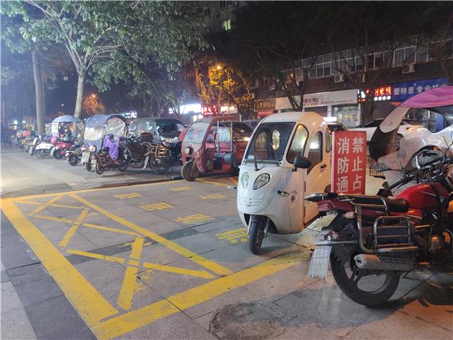 5月2日晚，上海城附近消防通道被非法占用2.jpg