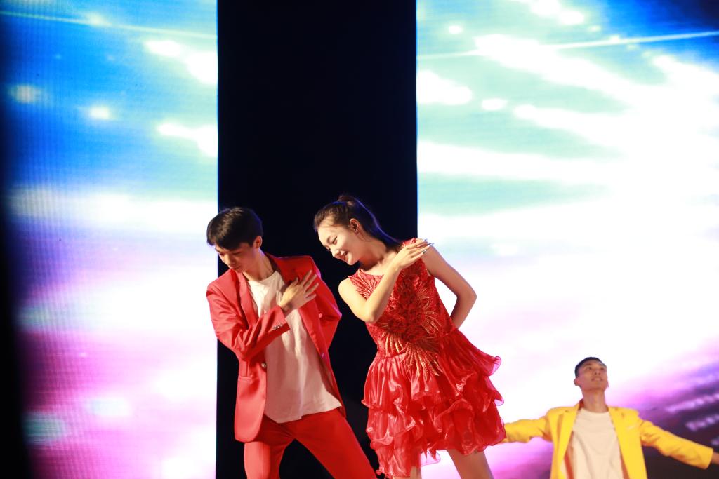 歌伴舞《相親相愛》