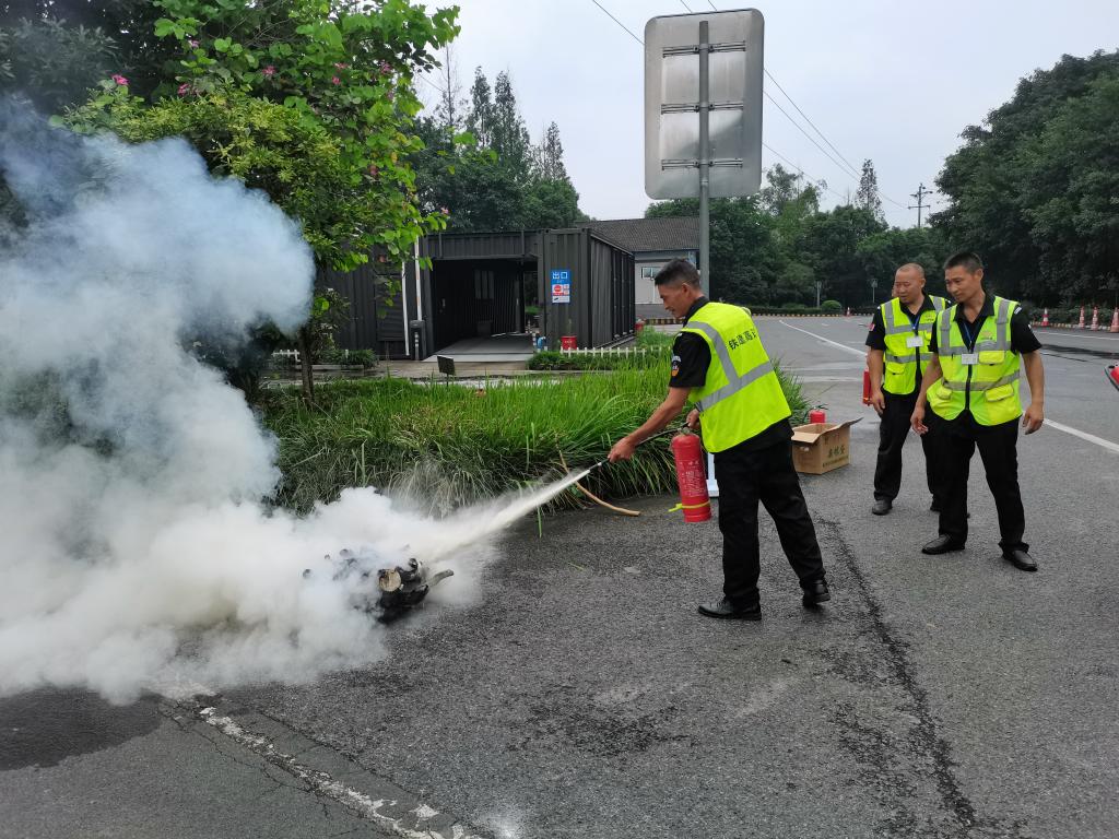 2-3、圖片新聞，渝遂高速服務區(qū)：消防演(351832)-20240628093536