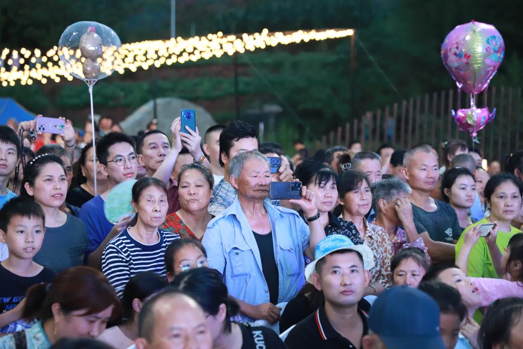 游客們相聚一堂，欣賞節目